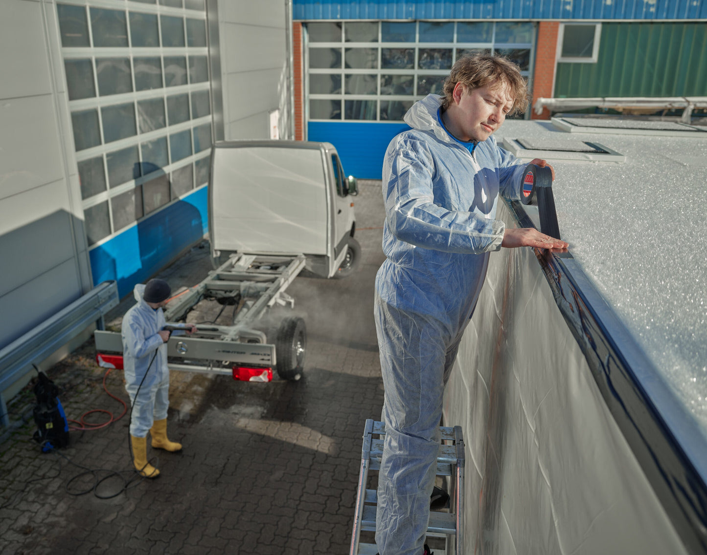 tesa® 60462 Heavy-duty duct tape - 30% recycled share - 60462-duct-black-apply-08-ap.jpg