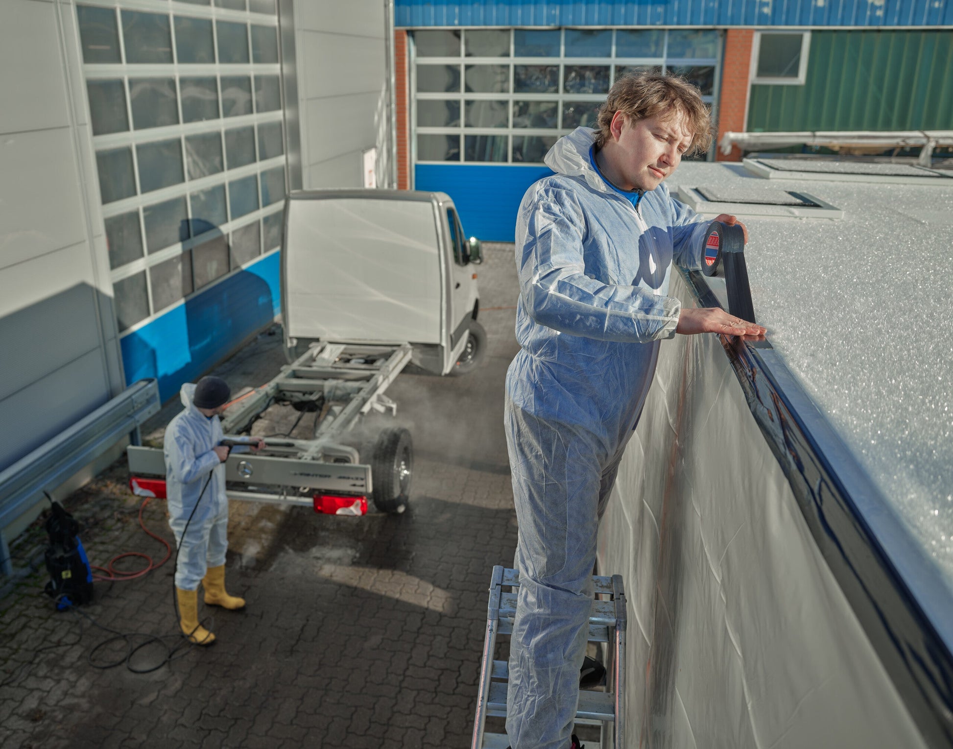 tesa® 60462 Heavy-duty duct tape - 30% recycled share - 60462-duct-black-apply-08-ap.jpg