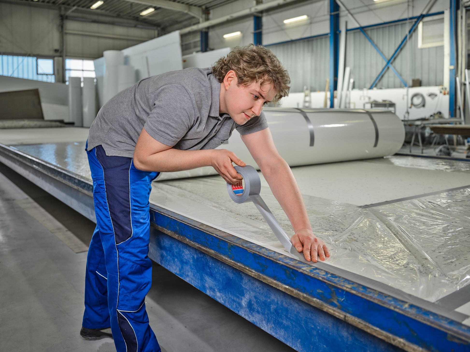 tesa® 60462 Heavy-duty duct tape - 30% recycled share - 60462-duct-silver-apply-04-ap.jpg