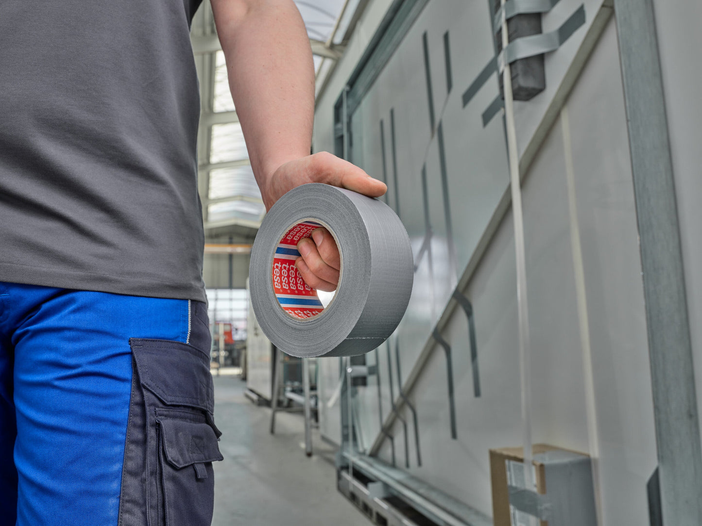 tesa® 60462 Heavy-duty duct tape - 30% recycled share - 60462-duct-silver-in-hand-mood.jpg