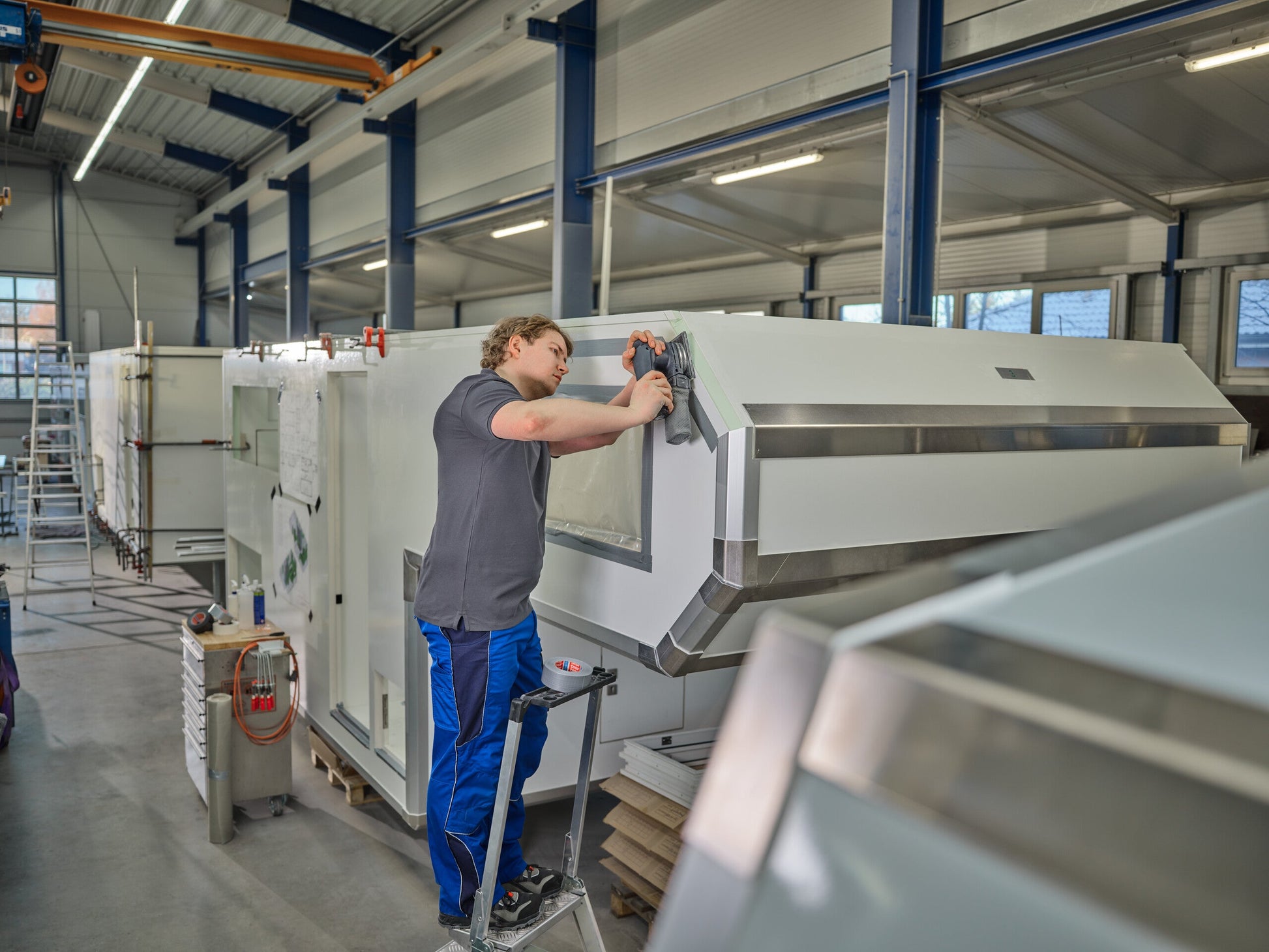 tesa® 60462 Heavy-duty duct tape - 30% recycled share - 60462-duct-silver-sand-06-ap.jpg