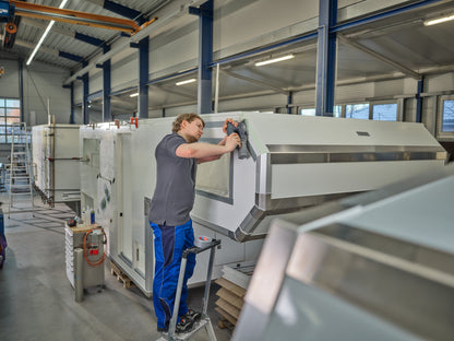 tesa® 60462 Heavy-duty duct tape - 30% recycled share - 60462-duct-silver-sand-06-ap.jpg