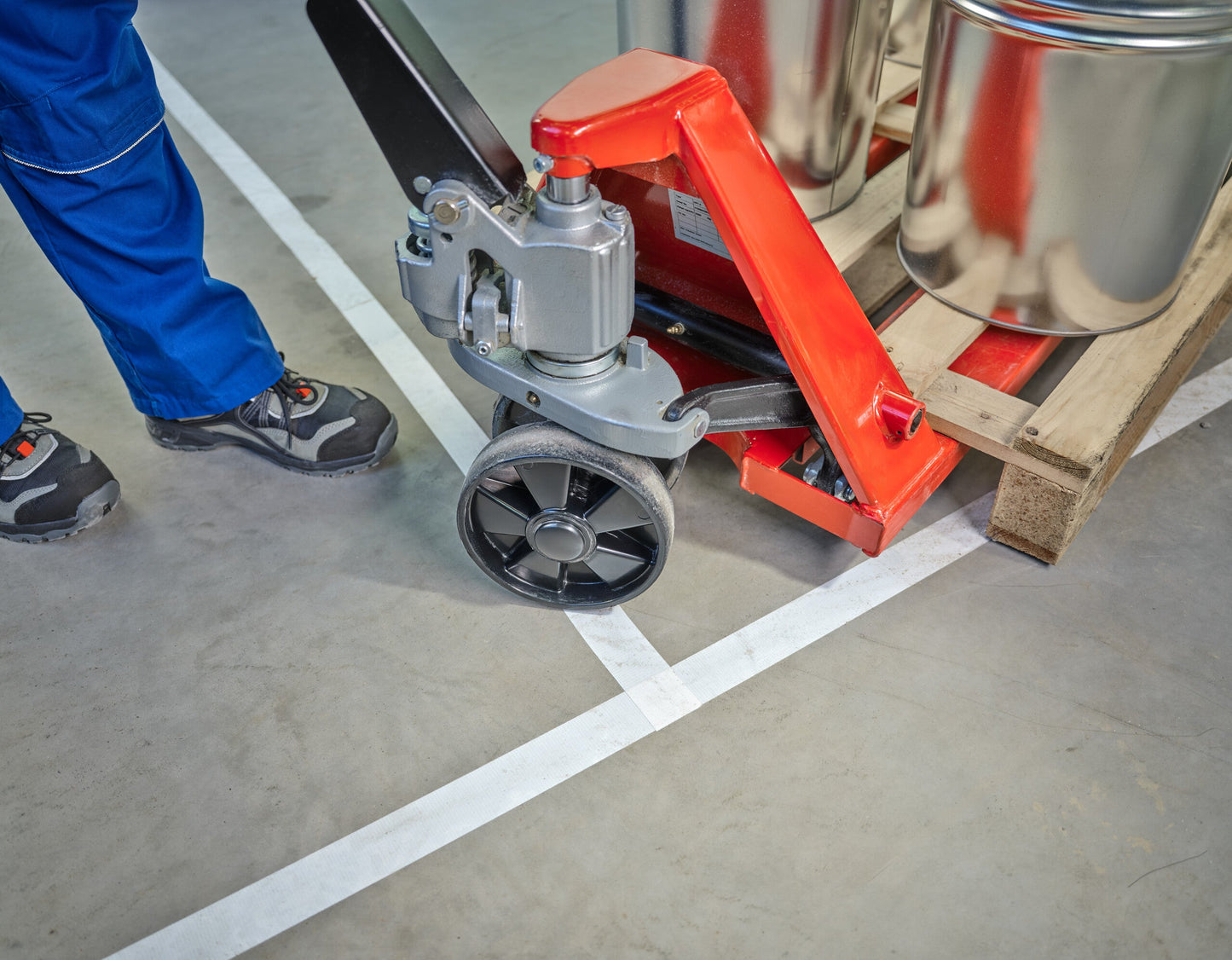 tesa® 60462 Heavy-duty duct tape - 30% recycled share - 60462-duct-white-floor-03-ap.jpg