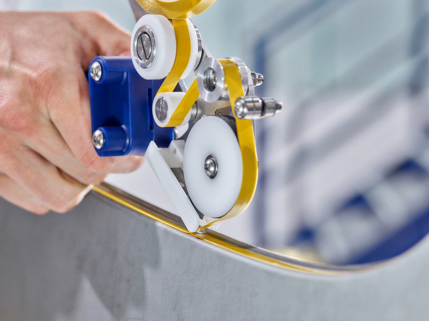 tesa® 7140 Flange masking tape in the automotive industry - automotive aproe-143 300dpi.jpg