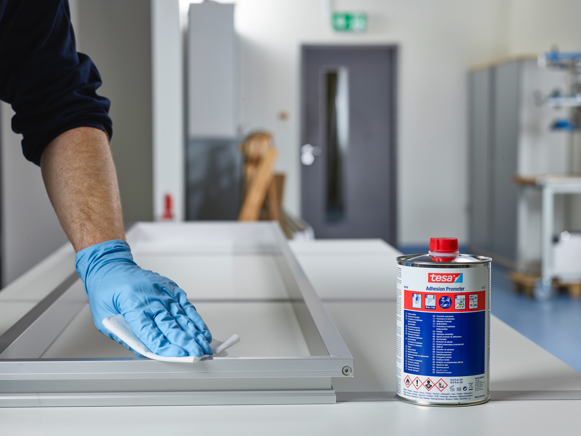 tesa® 60153 Fast-curing surface treatment to improve adhesion&nbsp;to&nbsp;various substrates - siinterior-fit-out office-partitions flush-design-009.png