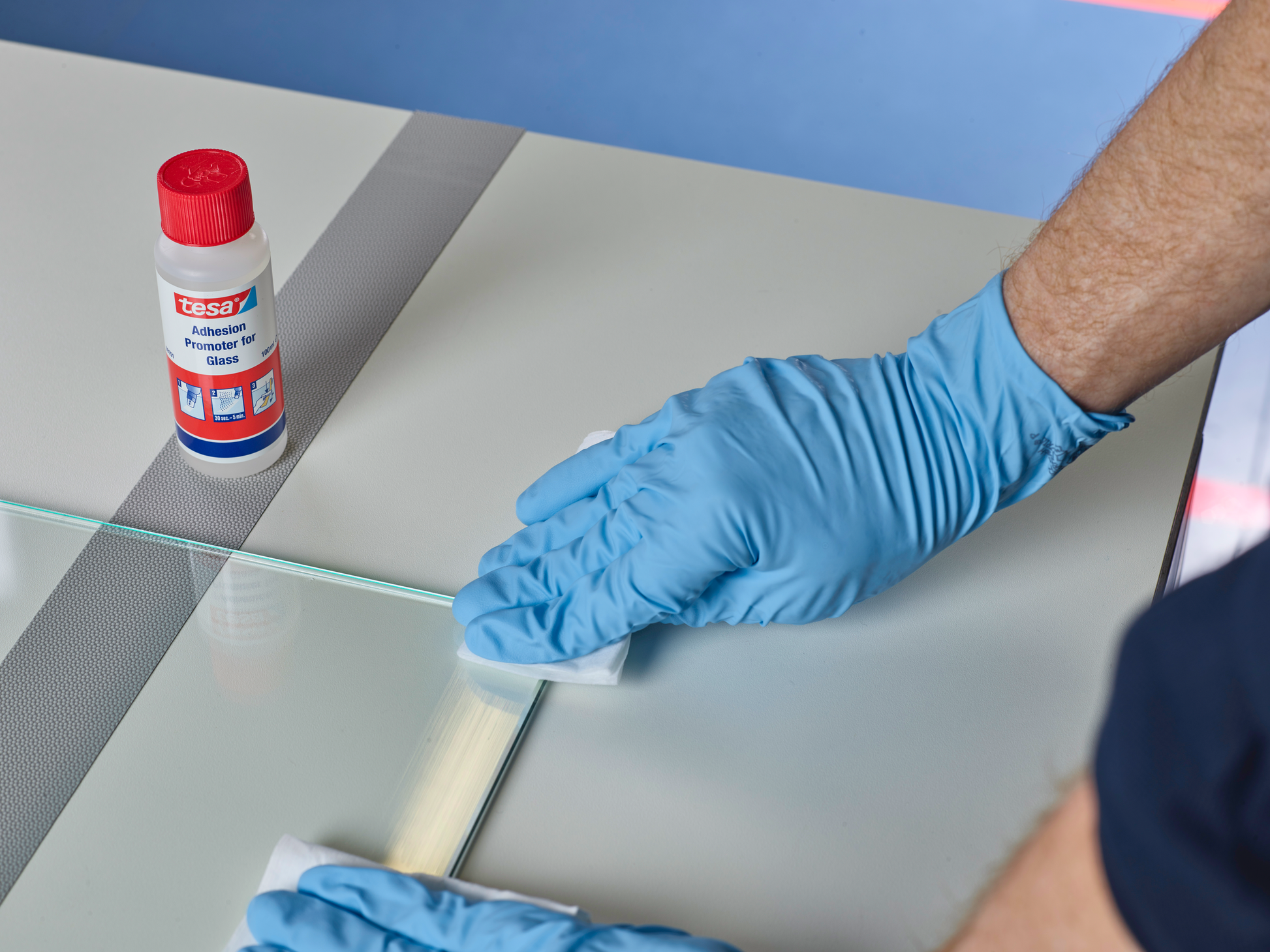 tesa® 60151 Surface treatment to improve adhesion to glass - siinterior-fit-out office-partitions flush-design-010.png