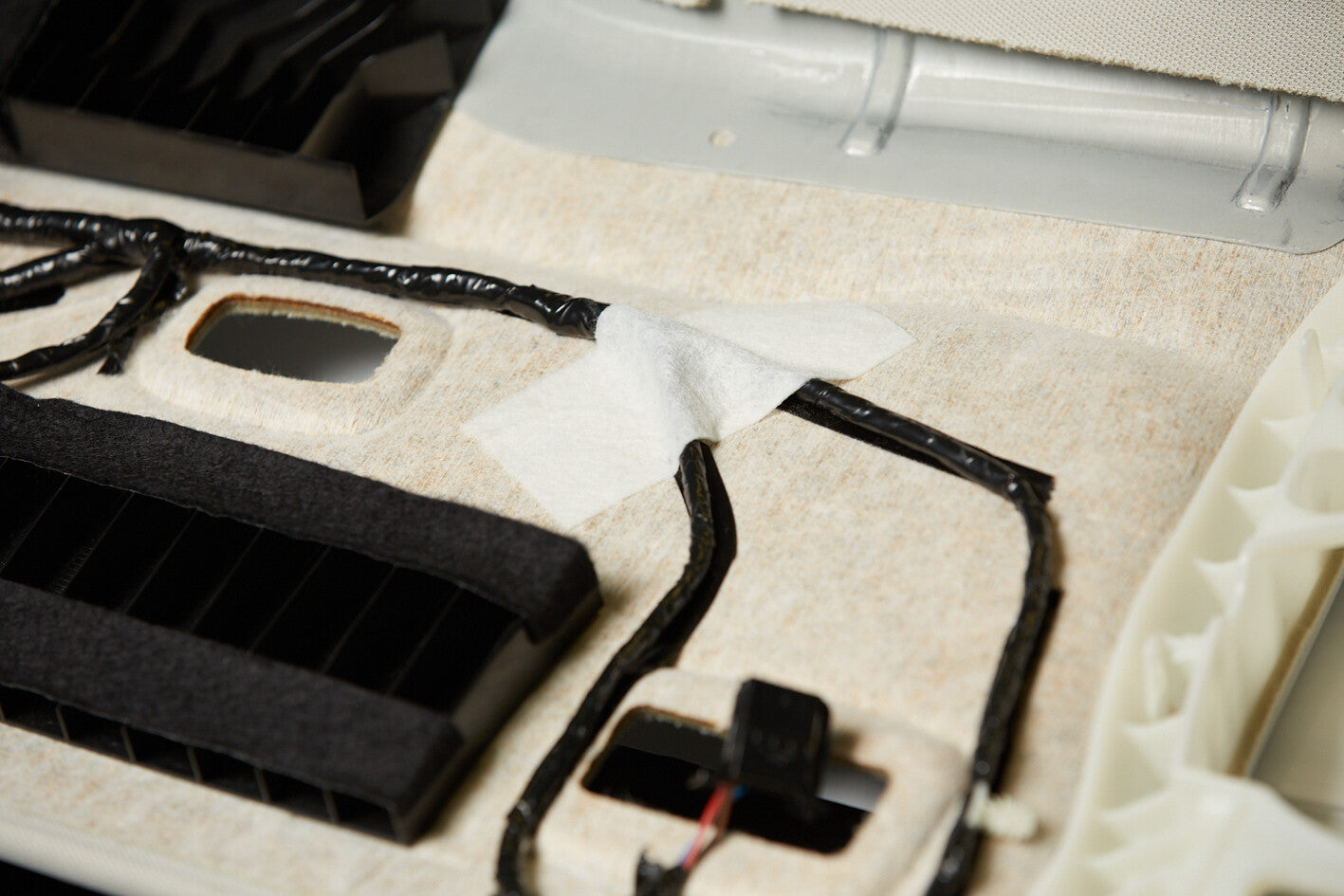 tesa® 50118PV2 540 µm modified acrylic adhesive with PET fleece backing for mounting application in automotive interiors - tesa e-mobility 05 anwendung ds ss 9649.jpg
