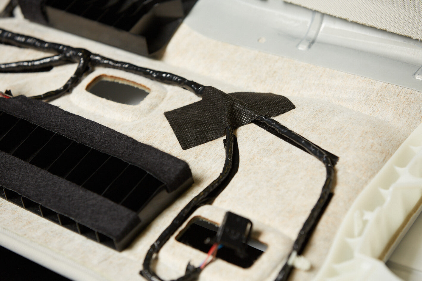 tesa® 50118PV2 540 µm modified acrylic adhesive with PET fleece backing for mounting application in automotive interiors - tesa e-mobility 05 anwendung ds ss 9664.jpg