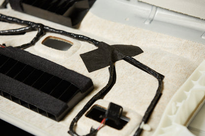 tesa® 50118PV2 540 µm modified acrylic adhesive with PET fleece backing for mounting application in automotive interiors - tesa e-mobility 05 anwendung ds ss 9664.jpg