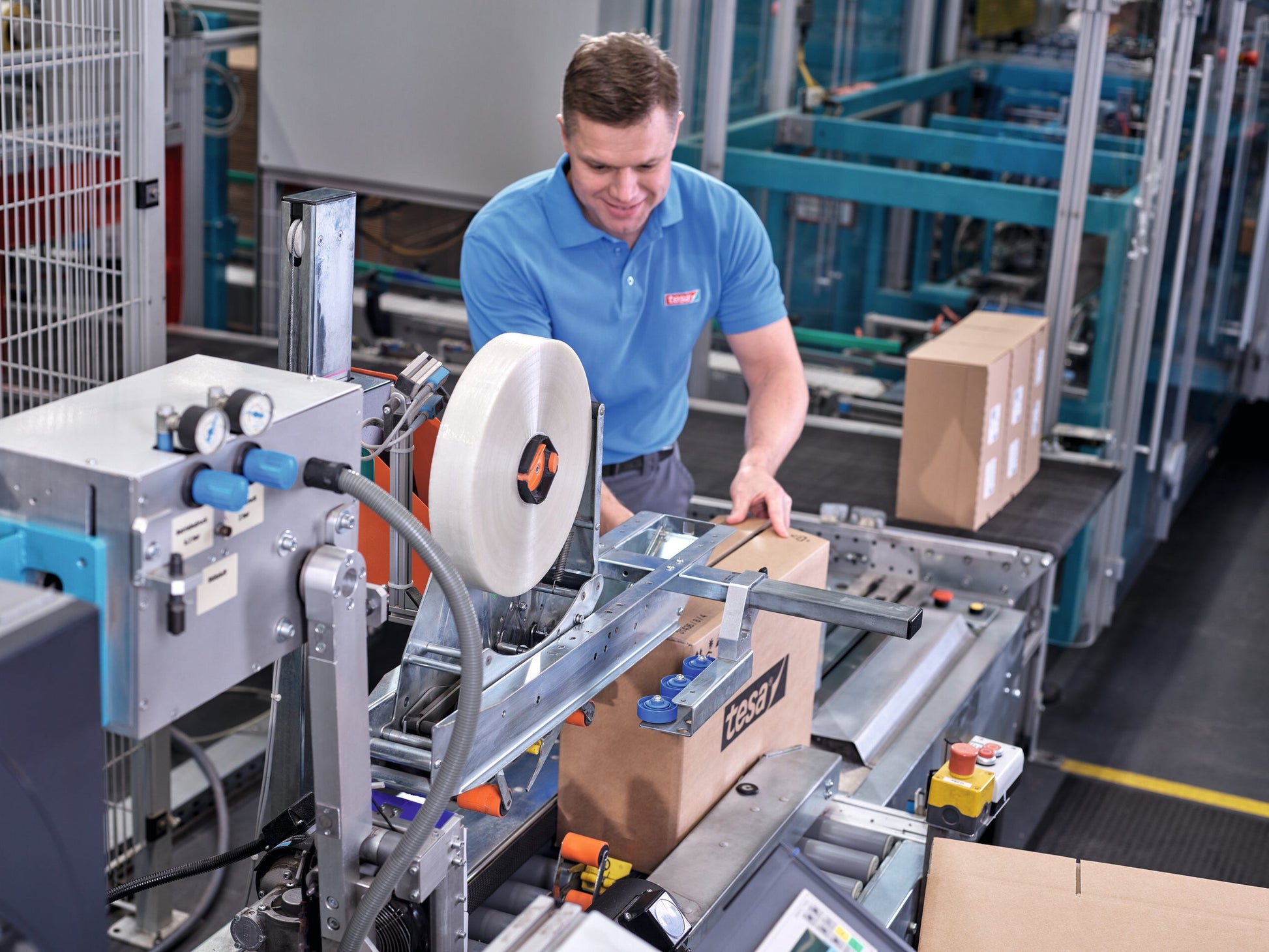 tesa® 60418 Thin recycled PET packaging tape with synthetic rubber adhesive - packaging-60418-application-dispenser-03.jpg