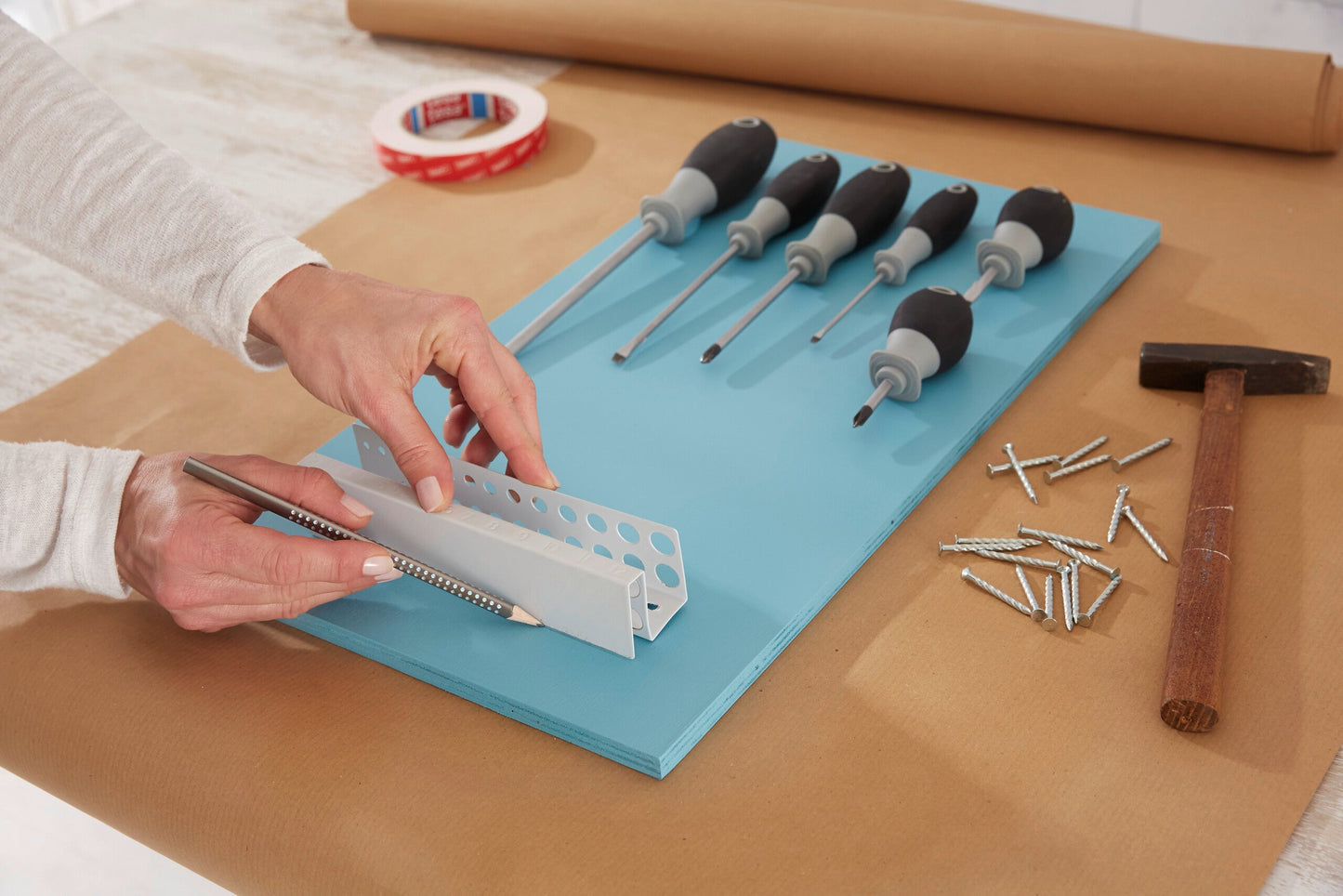 tesa® Powerbond 55791  - powerbond-ultra-strong-tape step 3of13 ap.jpg