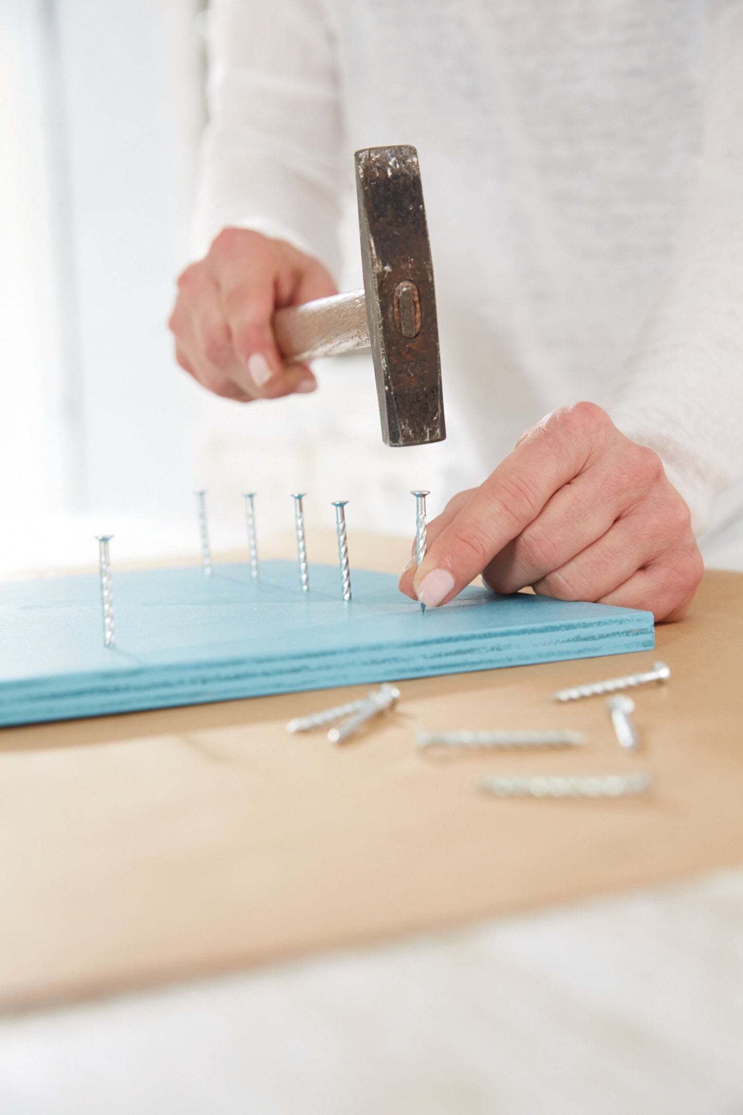 tesa® Powerbond 55791  - powerbond-ultra-strong-tape step 4of13 ap.jpg