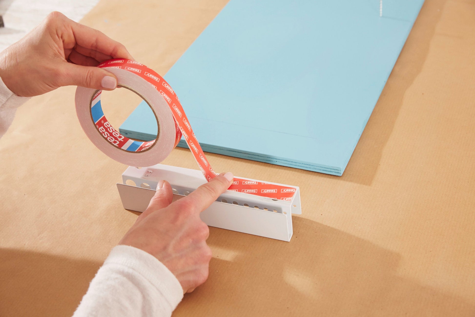 tesa® Powerbond 55791  - powerbond-ultra-strong-tape step 5of13 ap.jpg