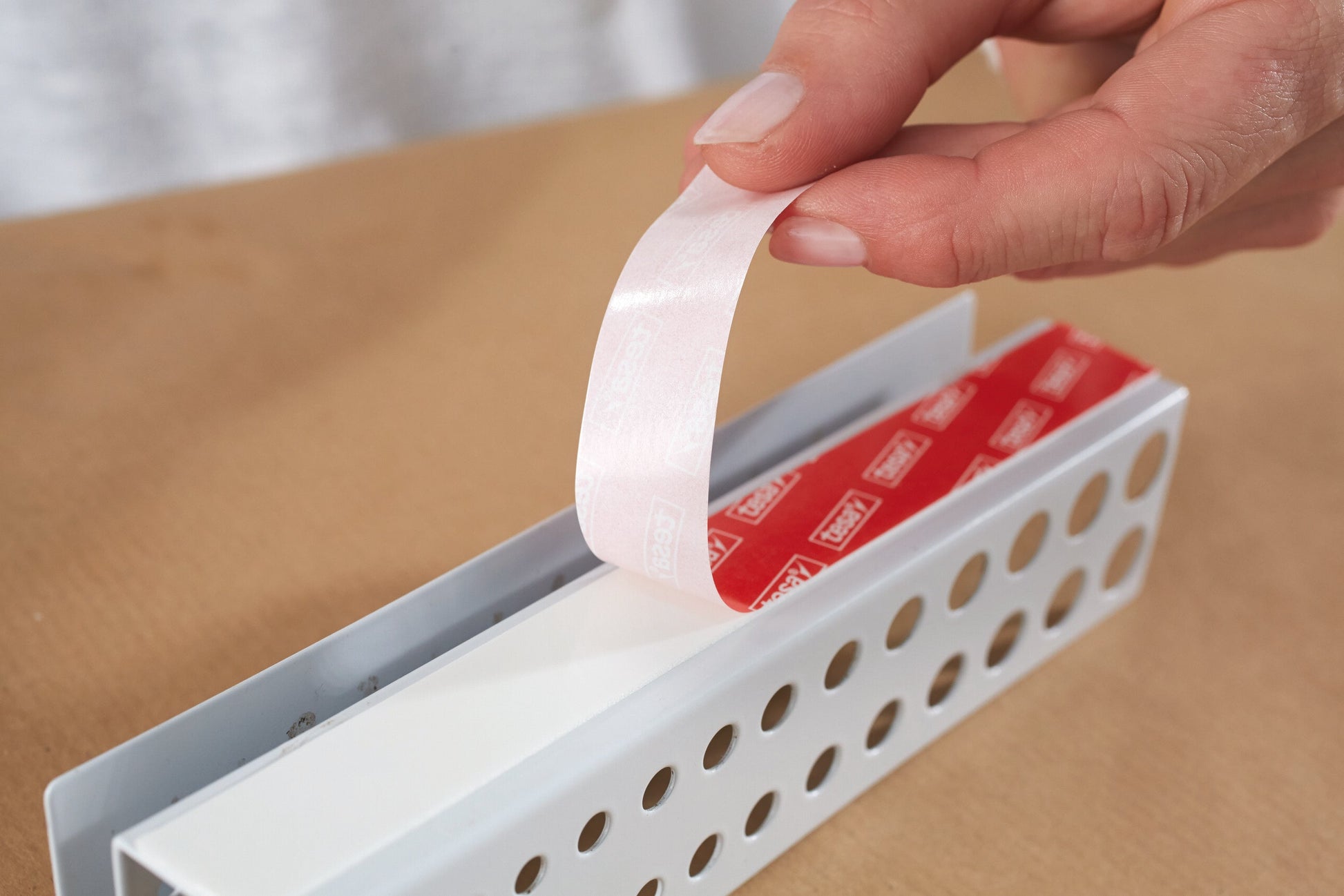 tesa® Powerbond 55791  - powerbond-ultra-strong-tape step 7of13 ap.jpg