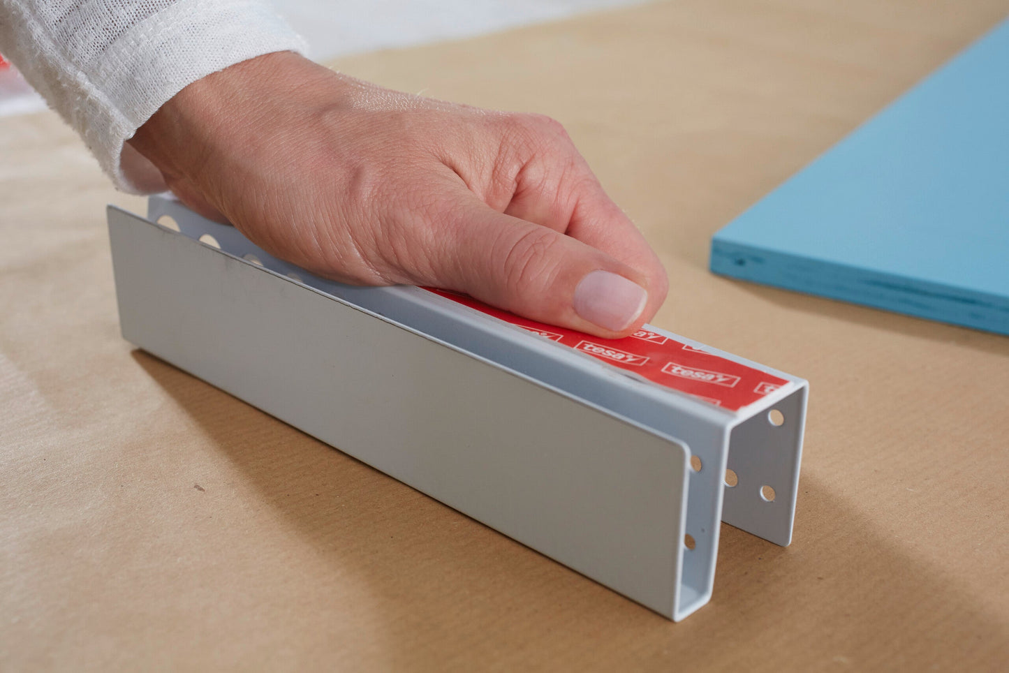 tesa® Powerbond 55791  - powerbond-ultra-strong-tape step 8of13 ap.jpg