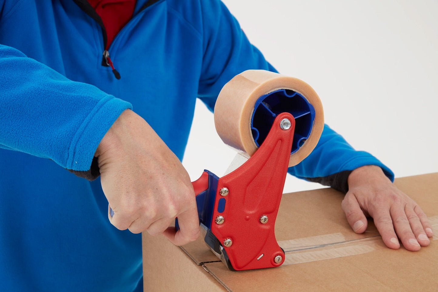 tesa® 6075 Professional packaging hand dispenser - tesa-4124-premium-carton-sealing-tape-transparent-step5of7-ap.jpg