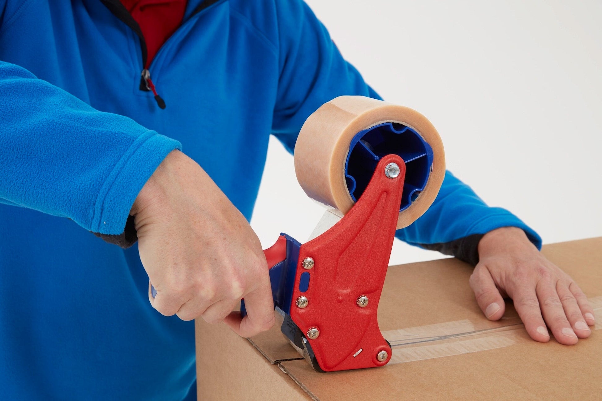 tesa® 6075 Professional packaging hand dispenser - tesa-4124-premium-carton-sealing-tape-transparent-step5of7-ap.jpg