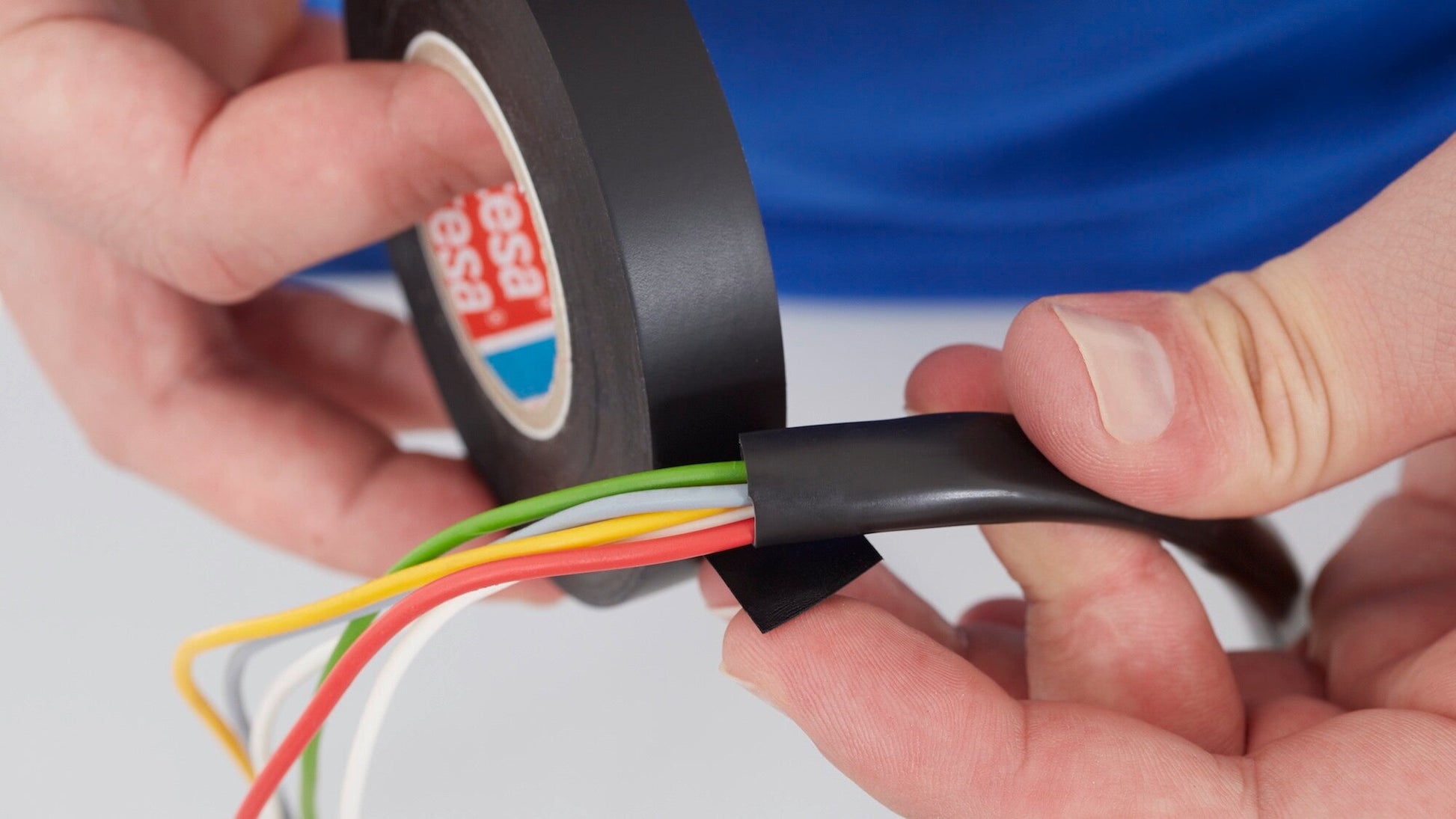 tesa® 4173PV2 tesa® 4173 Soft PVC tape for basic bundling - tesa-4173-soft-pvc-tape-for-bundling-black-step1of3-ap.jpg