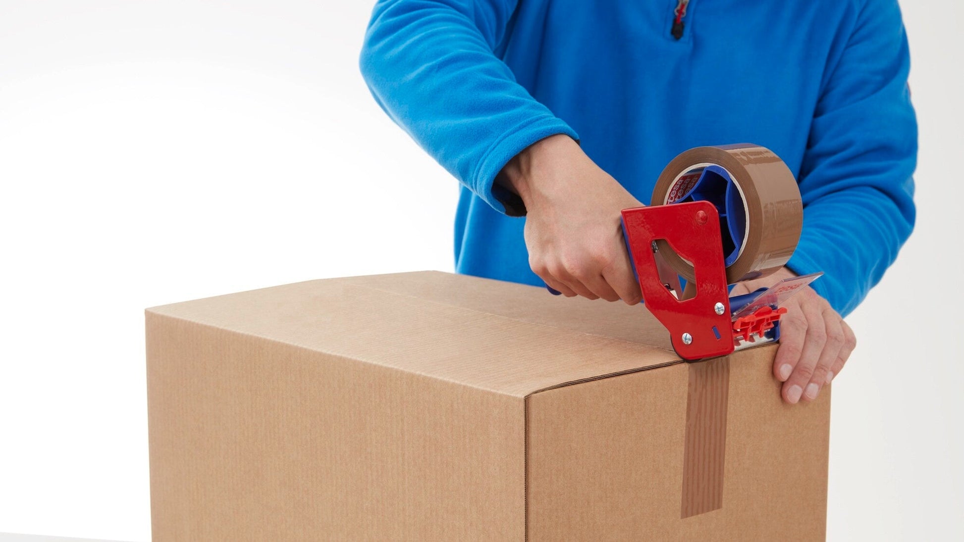 tesa® 4195 tesa® 4195 High-performance Carton Sealing Tape - tesa-4195-high-performance-carton-saeling-tape-brown-step2of6-ap.jpg