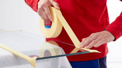 tesa® 4322 Extremely stretchable paper masking tape for paint work and packaging purposes - tesa-4322-paper-masking-tape-for-paintwork-step1of4.jpg