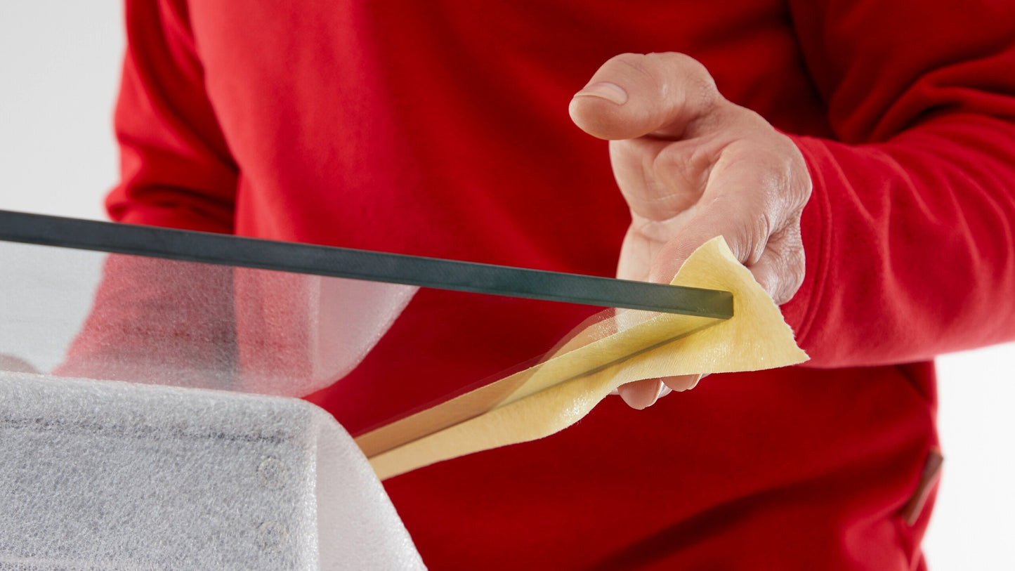 tesa® 4322 Extremely stretchable paper masking tape for paint work and packaging purposes - tesa-4322-paper-masking-tape-for-paintwork-step2of4.jpg