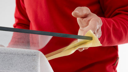 tesa® 4322 Extremely stretchable paper masking tape for paint work and packaging purposes - tesa-4322-paper-masking-tape-for-paintwork-step2of4.jpg