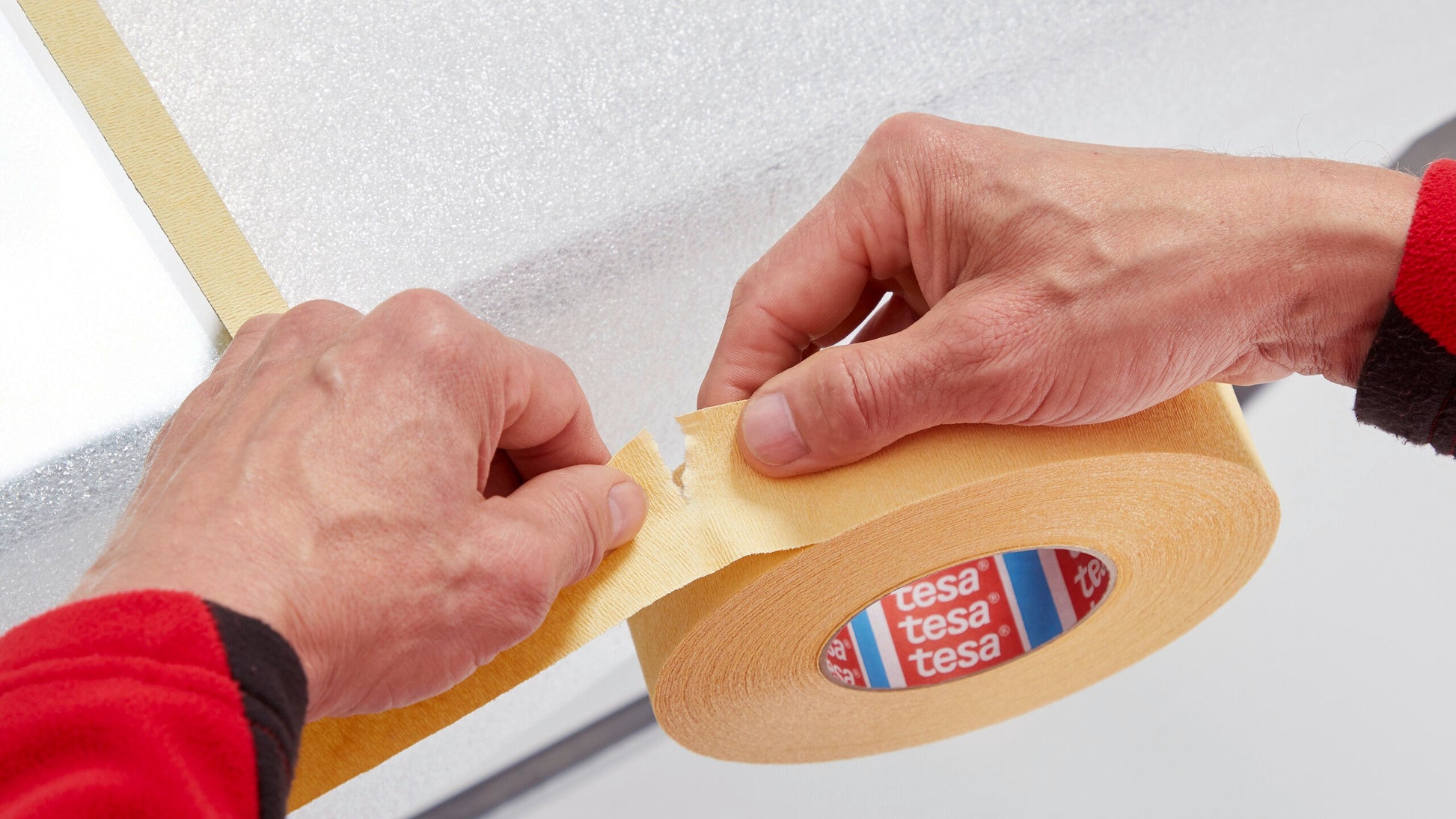 tesa® 4322 Extremely stretchable paper masking tape for paint work and packaging purposes - tesa-4322-paper-masking-tape-for-paintwork-step3of4.jpg