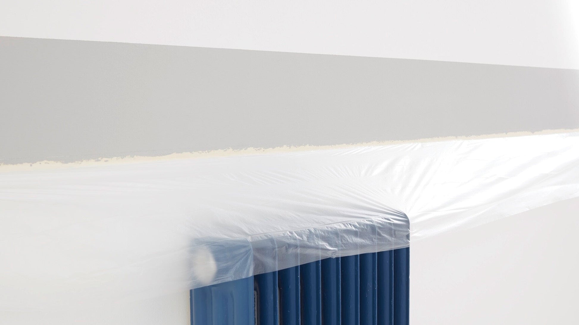 tesa® Professional 4368 2-in-1: Masking film with surface protection tape - tesa-4368-masking-film-with-surface-protection-tape-step1of5-ap.jpg