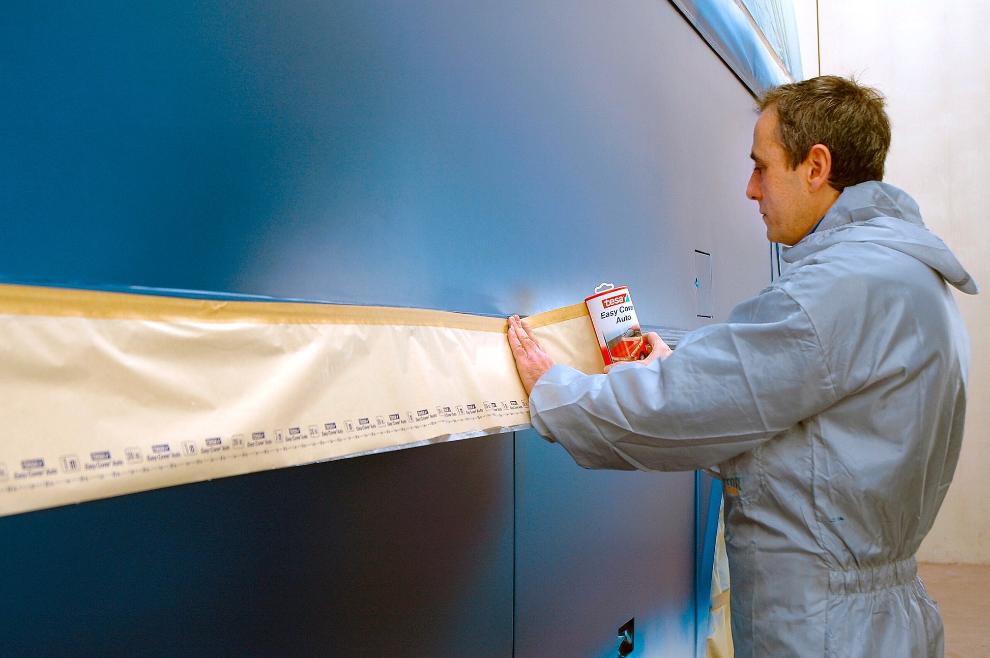 tesa® 4378AUTO tesa® 4378 Easy Cover® Auto 3-in-1 Car Body Masking Solution for Large Areas - tesa-4378-easy-cover-auto-step1of4-ap.jpg