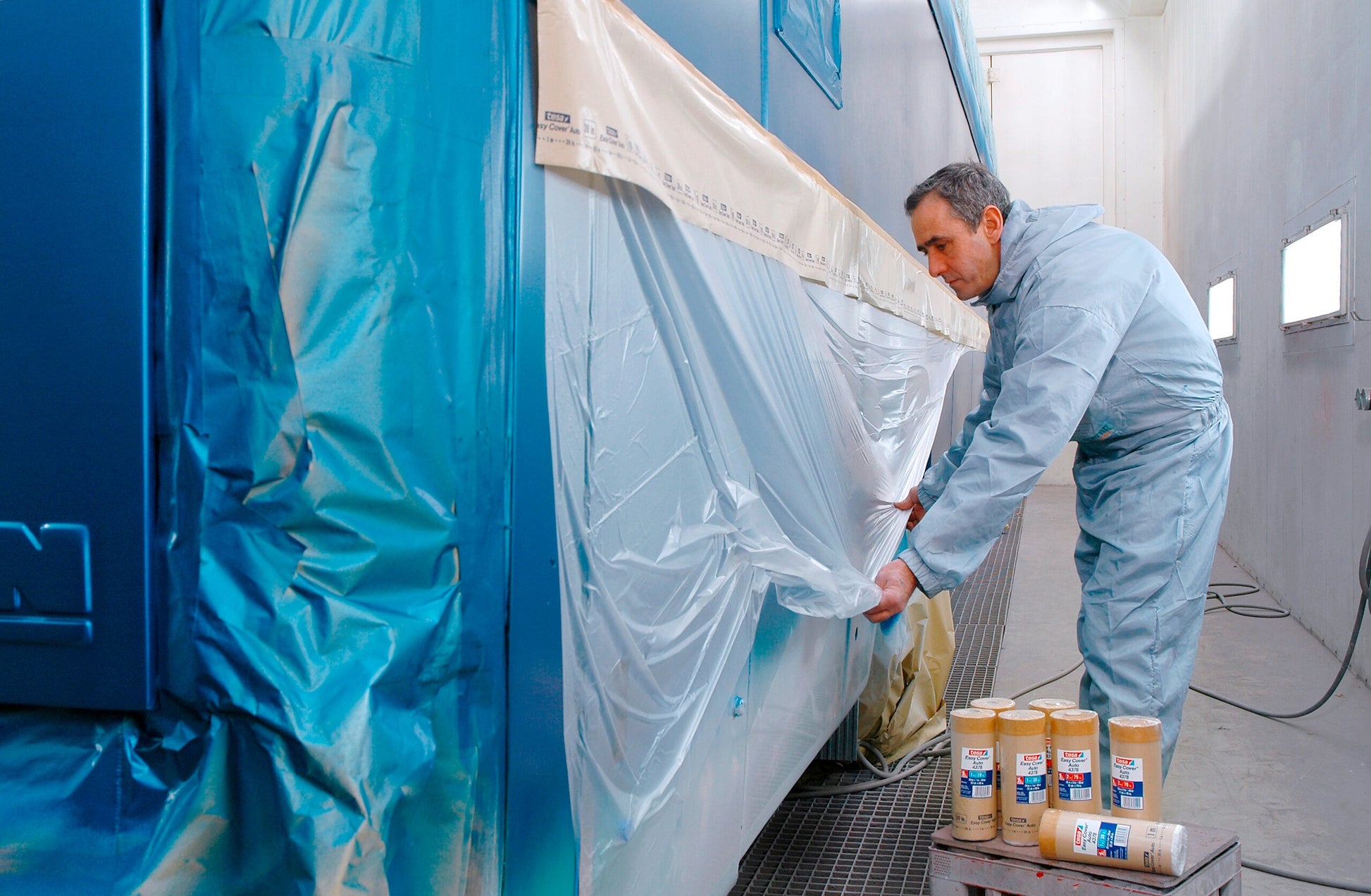 tesa® 4378AUTO tesa® 4378 Easy Cover® Auto 3-in-1 Car Body Masking Solution for Large Areas - tesa-4378-easy-cover-auto-step2of4-ap.jpg