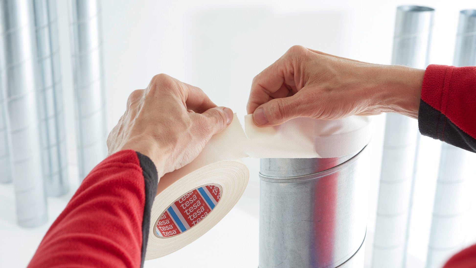 tesa® 4549 300 µm conformable cloth tape - tesa-4549-easy-unwinding-cloth-tape-step2of4.jpg