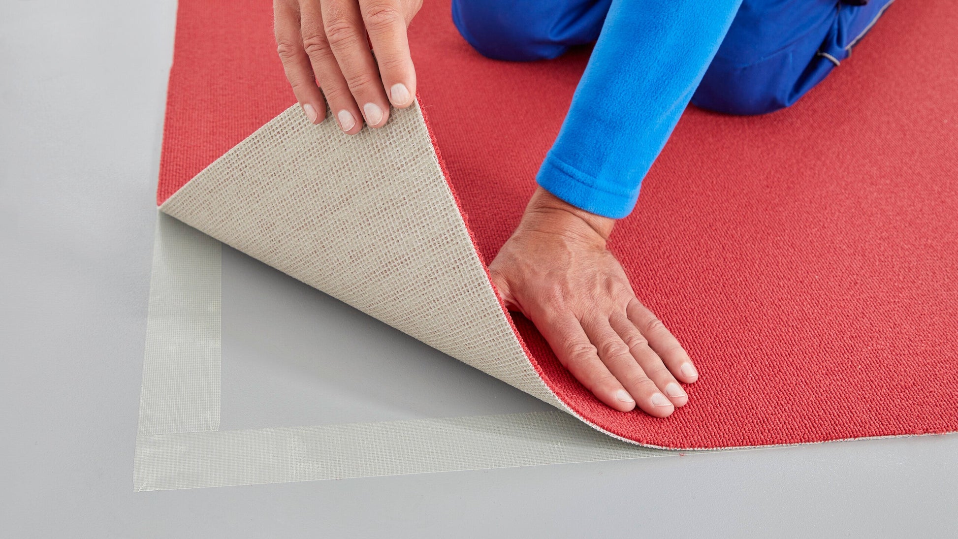 tesa® 4934 tesa® 4934 Double-sided Fabric Tape - tesa-4934-double-sided-fabric-tape-step3of4.jpg