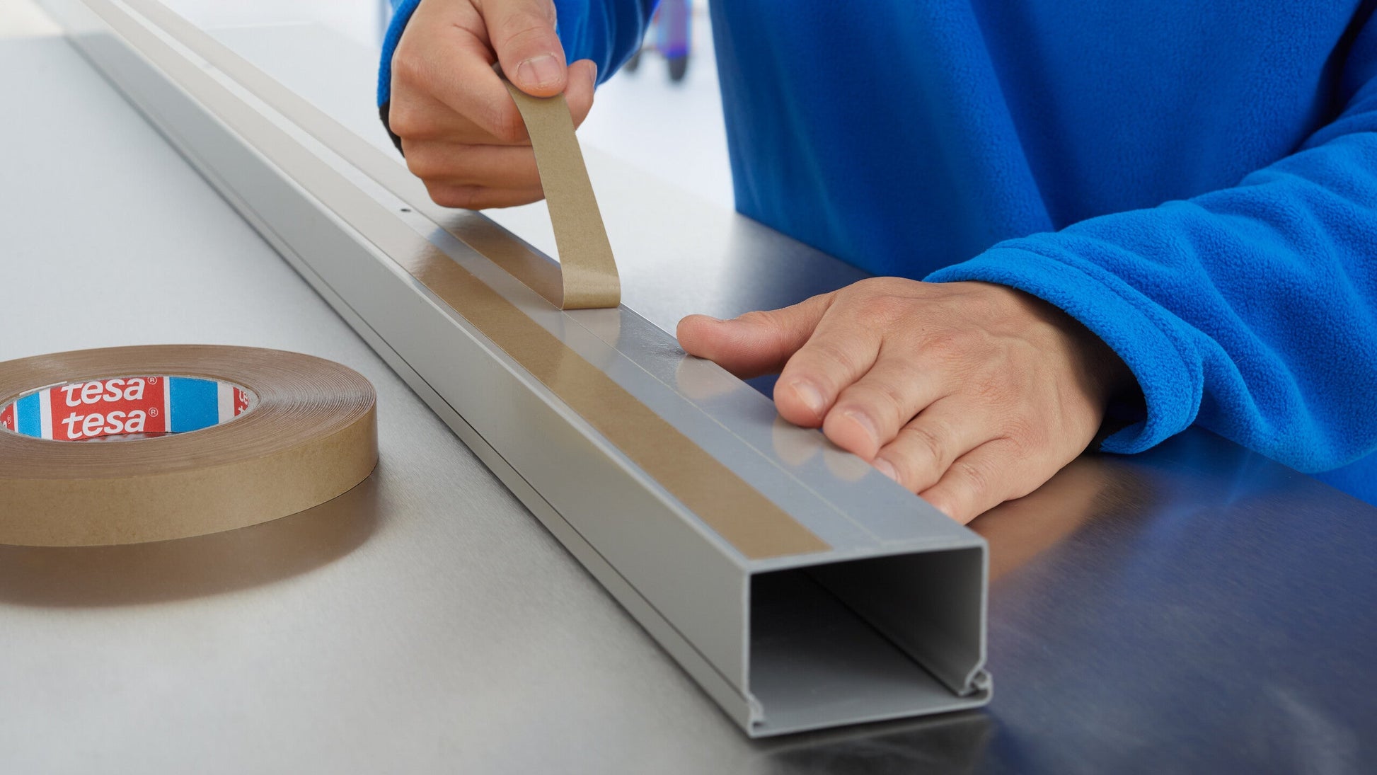 tesa® 51970 220µm double sided transparent PP film tape - tesa-4959-4962-4970-51970-sustainable-liner-double-sided-application-3.jpg