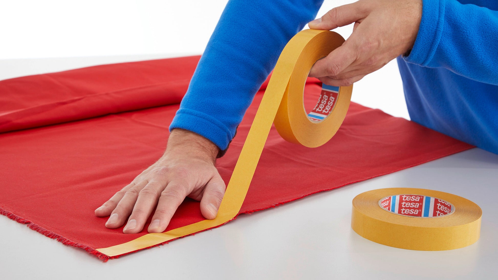 tesa® 4985 tesa® 4985 Tacky Transfer Tape - tesa-4985-tacky-transfer-tape-step1of3.jpg