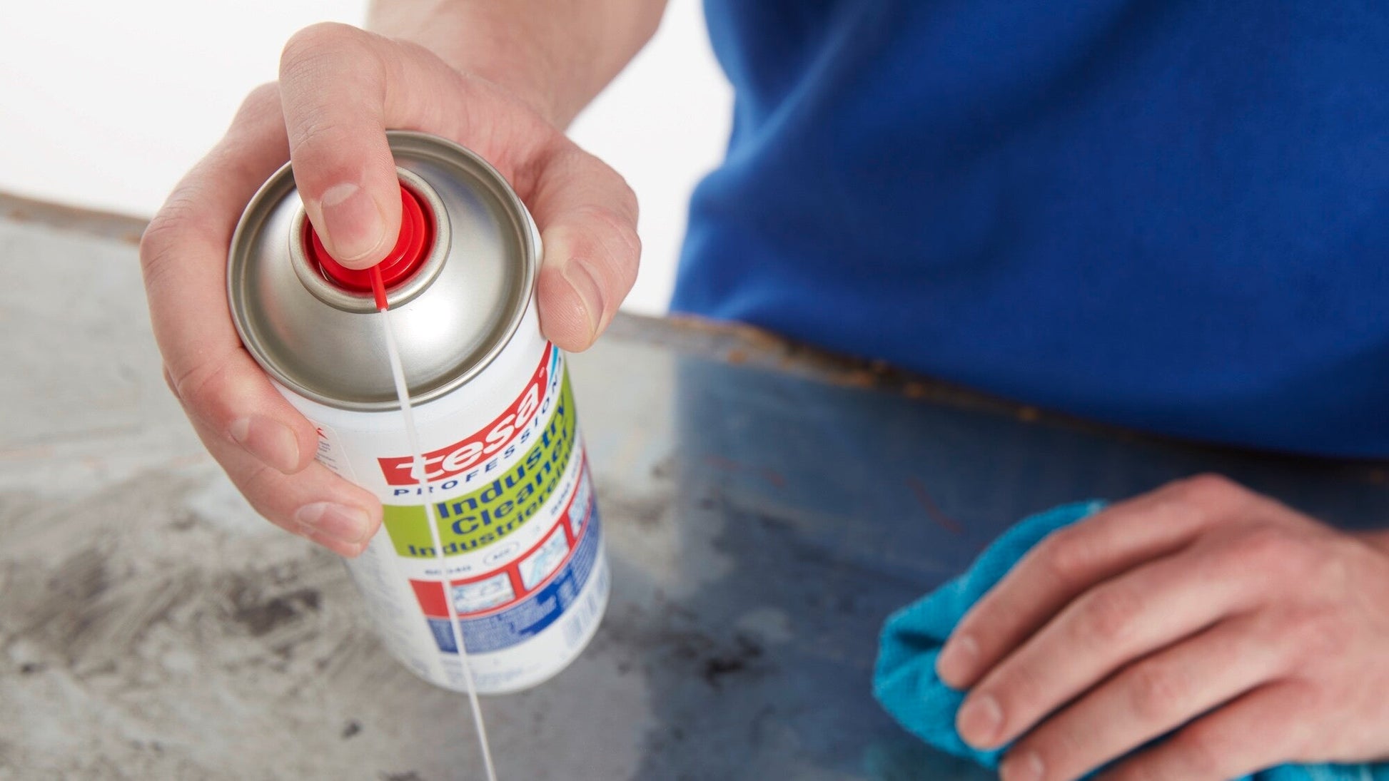 tesa® 60040 Multi-functional cleaning spray to thoroughly clean machines, tools and surfaces - tesa-60040-industry-cleaning-spray-step2of4-ap.jpg