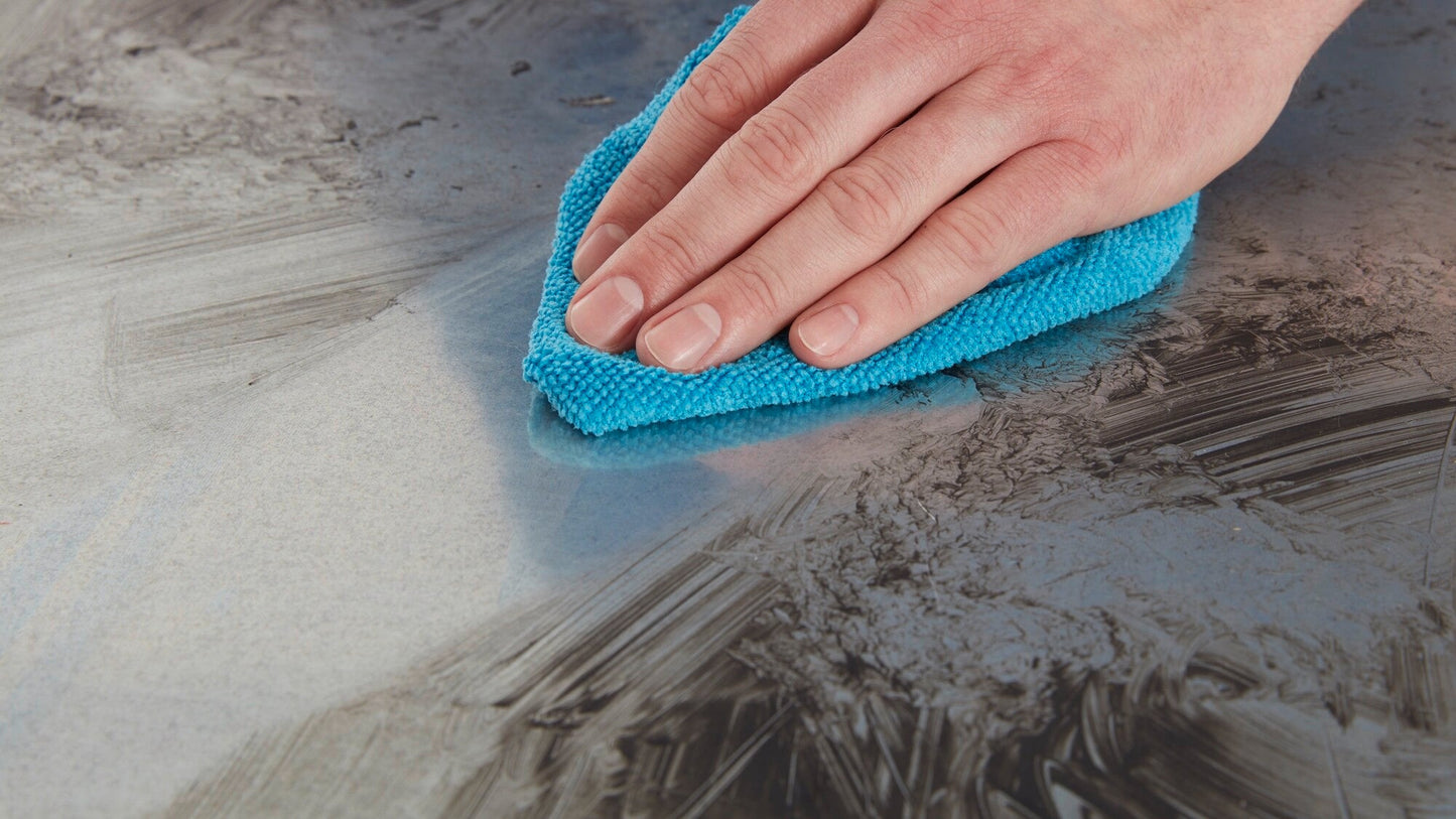 tesa® 60040 Multi-functional cleaning spray to thoroughly clean machines, tools and surfaces - tesa-60040-industry-cleaning-spray-step3of4-ap.jpg