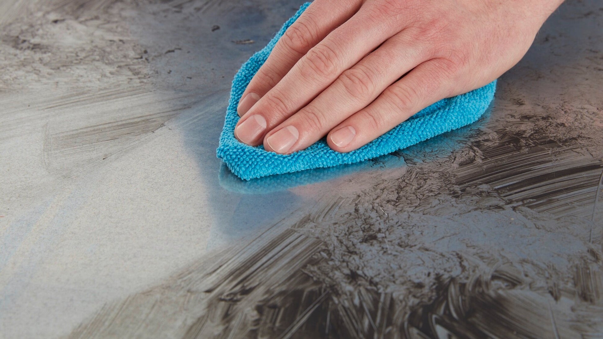 tesa® 60040 Multi-functional cleaning spray to thoroughly clean machines, tools and surfaces - tesa-60040-industry-cleaning-spray-step3of4-ap.jpg