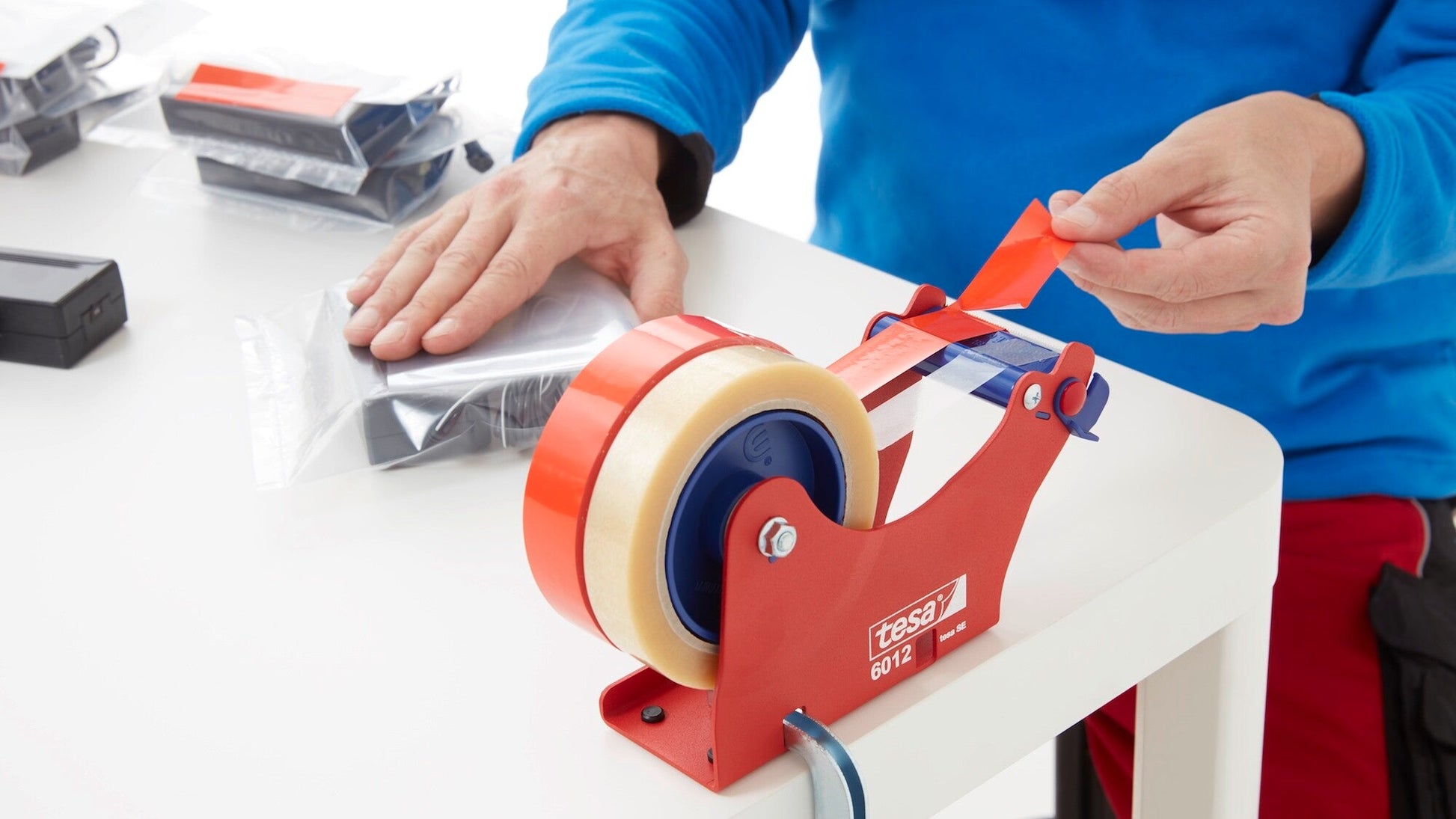 tesa® 6012 tesa® 6012 Manual multi-track Desk Dispenser - tesa-6012-manual-multi-track-desk-dispenser-step2of3-ap.jpg