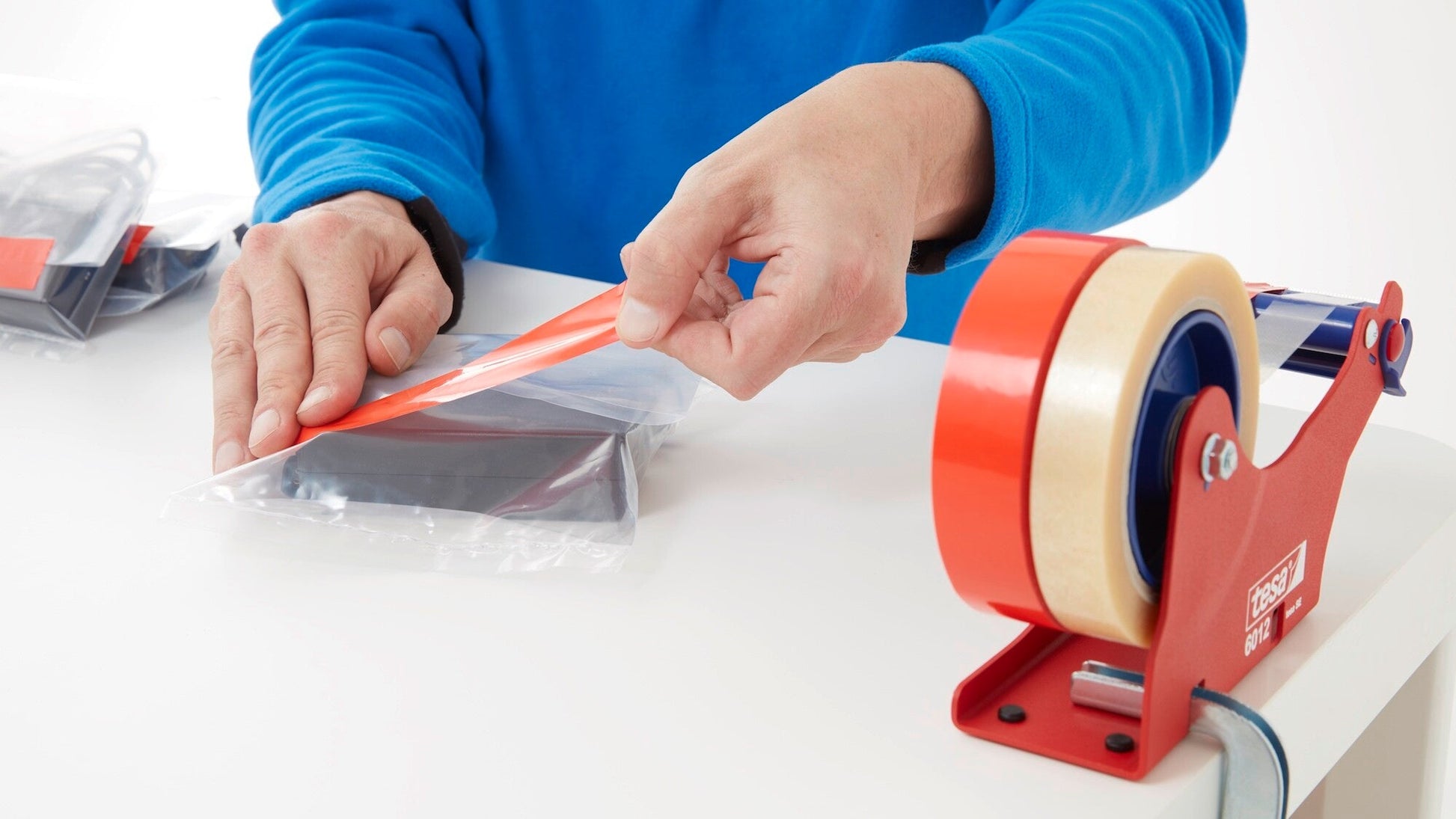 tesa® 6012 tesa® 6012 Manual multi-track Desk Dispenser - tesa-6012-manual-multi-track-desk-dispenser-step3of3-ap.jpg