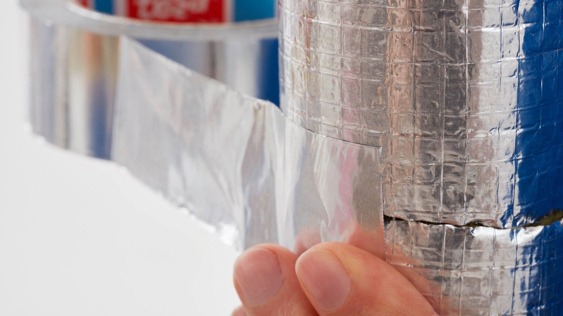 tesa® 60670 Robust aluminum tape - 75µ foil - tesa-60630-60650-60670-conformable-aluminum-tape-step2of5-ap.jpg