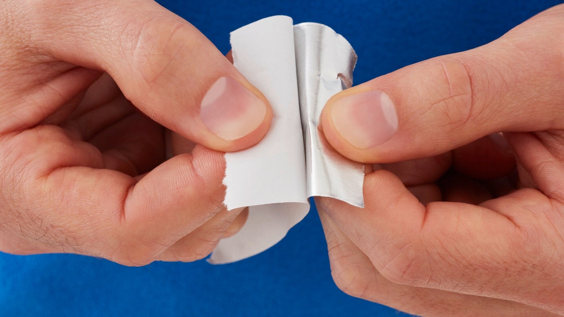 tesa® 60672 Robust aluminum tape with paper liner - 75µ foil - tesa-60632-60652-60672-conformable-aluminum-tape-with-paper-liner-step1of6-ap.jpg