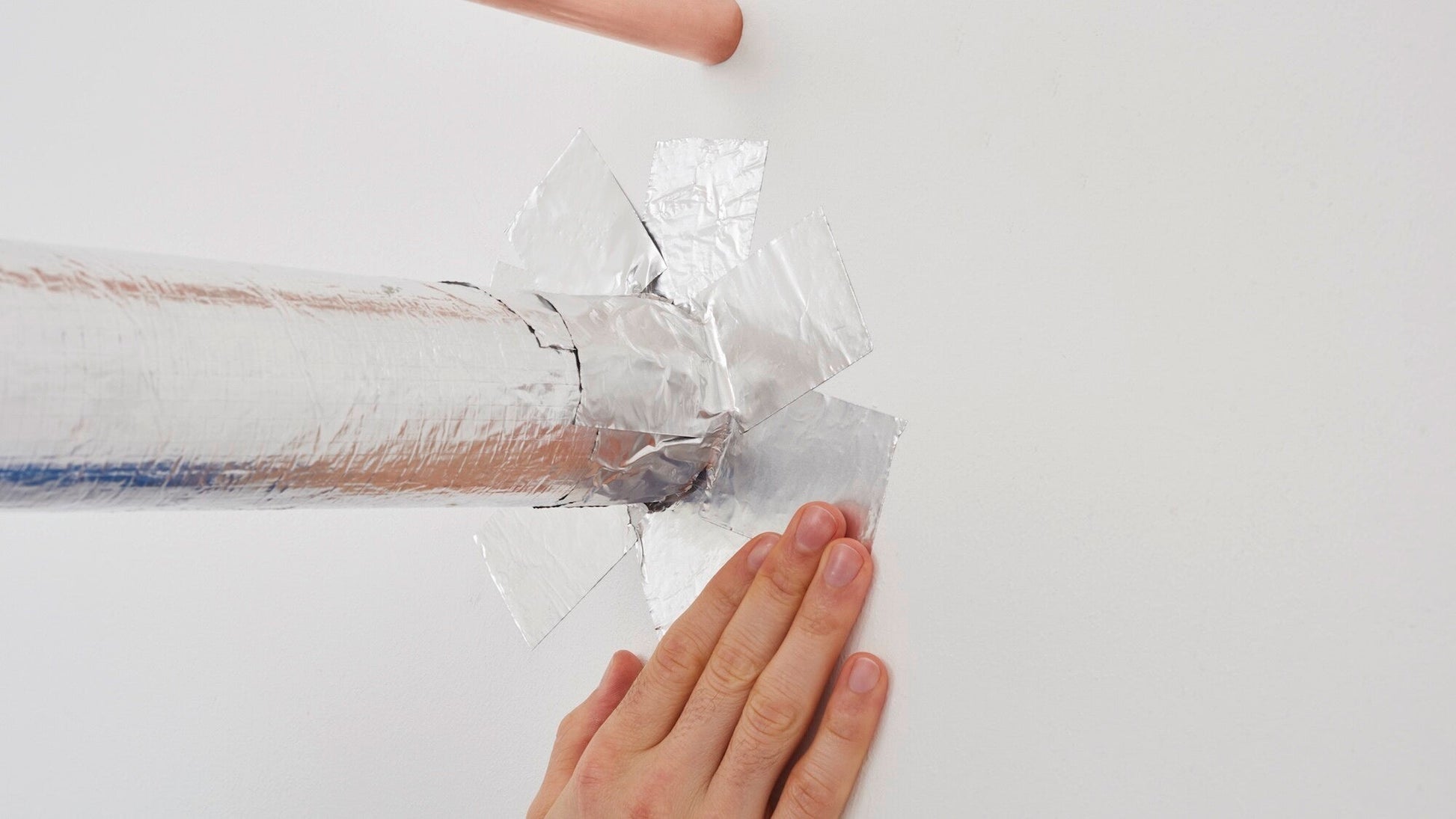 tesa® 60672 Robust aluminum tape with paper liner - 75µ foil - tesa-60632-60652-60672-conformable-aluminum-tape-with-paper-liner-step3of6-ap.jpg