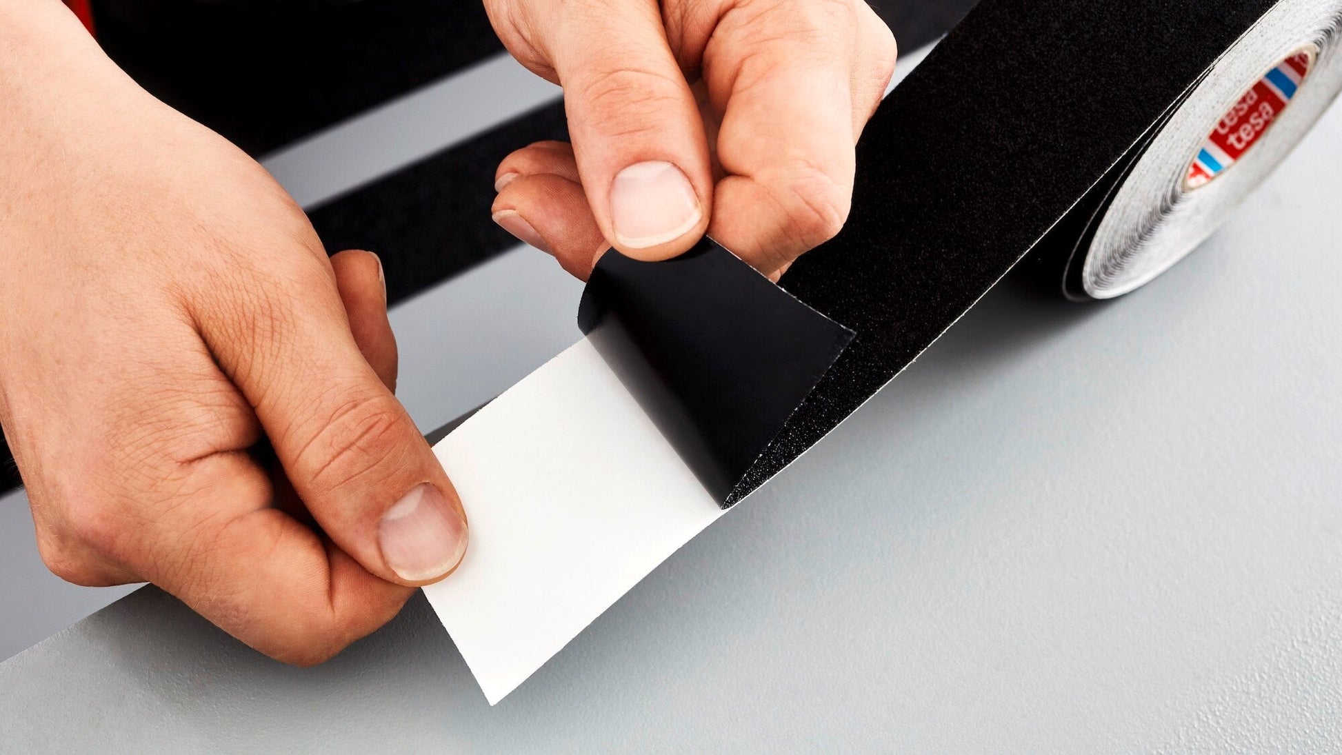 tesa® Professional 60950PRO Anti Slip tape - black - tesa-60950-anti-slip-tape-black-step1of6-ap.jpg