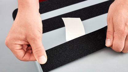 tesa® Professional 60950PRO Anti Slip tape - black - tesa-60950-anti-slip-tape-black-step2of6-ap.jpg