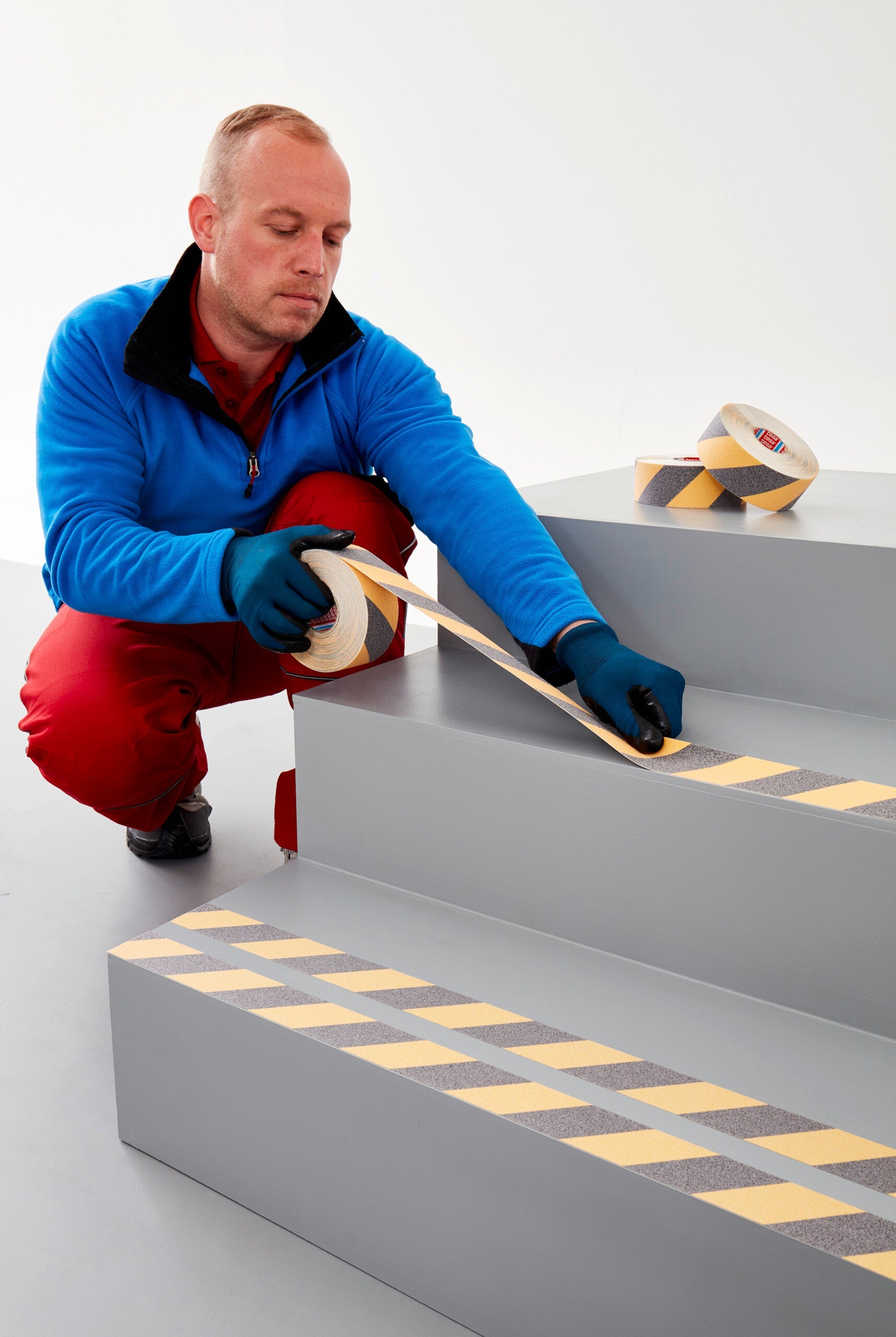 tesa® Professional 65538PRO Anti slip tape - black / yellow - tesa-60951-anti-slip-tape-black-yellow-02-ap.jpg