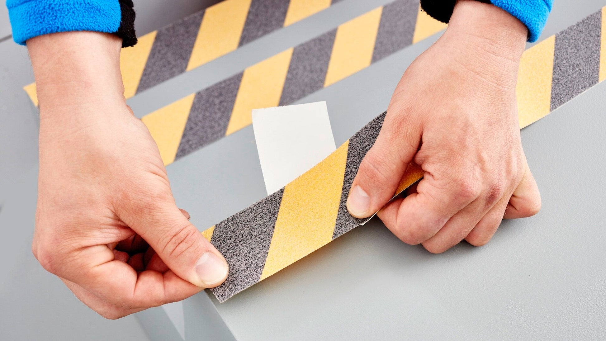 tesa® Professional 65538PRO Anti slip tape - black / yellow - tesa-60951-anti-slip-tape-black-yellow-step2of6-ap.jpg