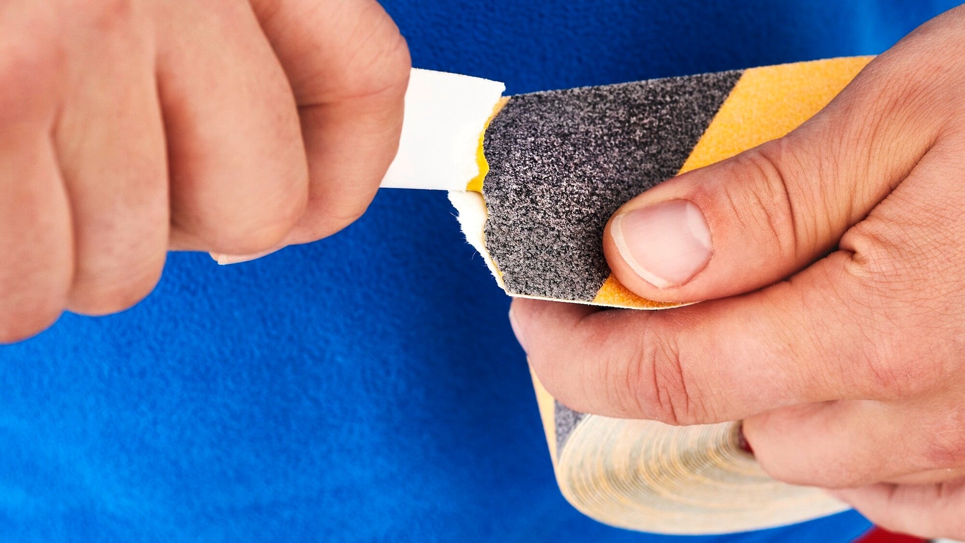 tesa® Professional 65538PRO Anti slip tape - black / yellow - tesa-60951-anti-slip-tape-black-yellow-step4of6-ap.jpg