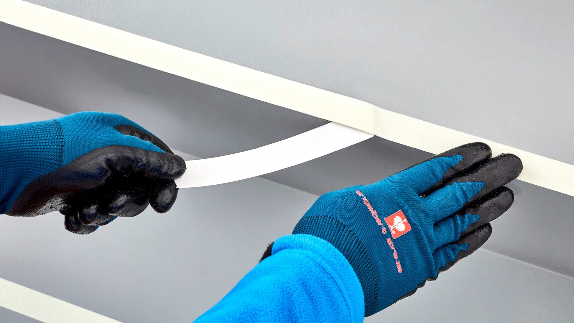 tesa® Professional 60953 Anti-slip tape Glow in the dark - tesa-60953-anti-slip-tape-glow-in-the-dark-step2of5-ap.jpg