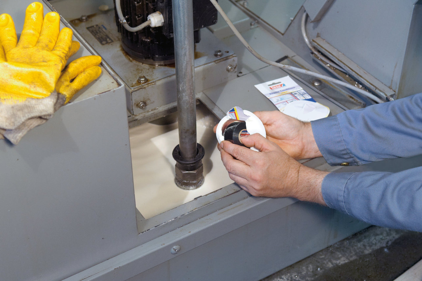 tesa® Professional 4600PRO Self-welding silicon tape for an instant hermetic seal - tesa 04600 ap 042.jpg