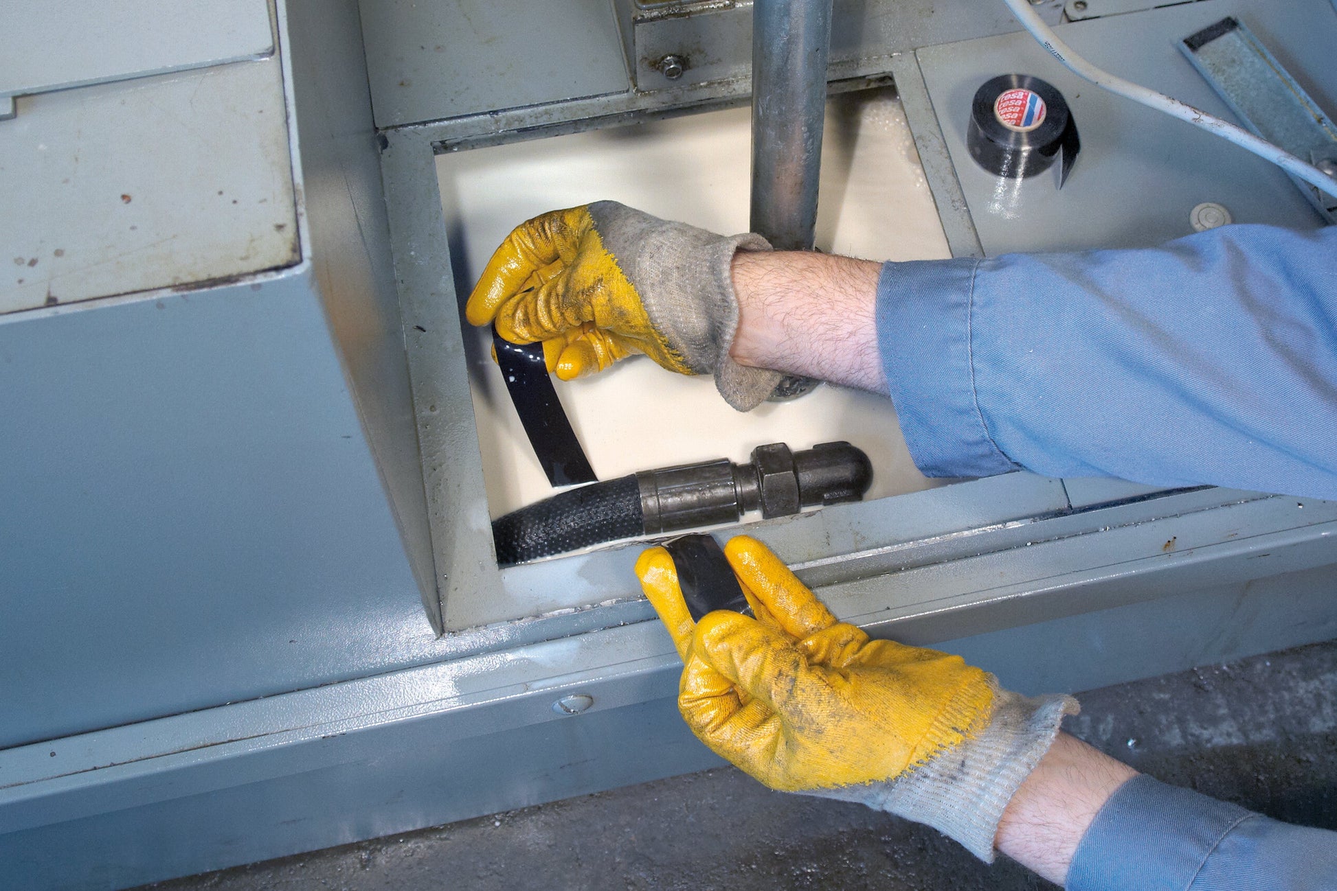 tesa® Professional 4600PRO Self-welding silicon tape for an instant hermetic seal - tesa 04600 ap 046.jpg